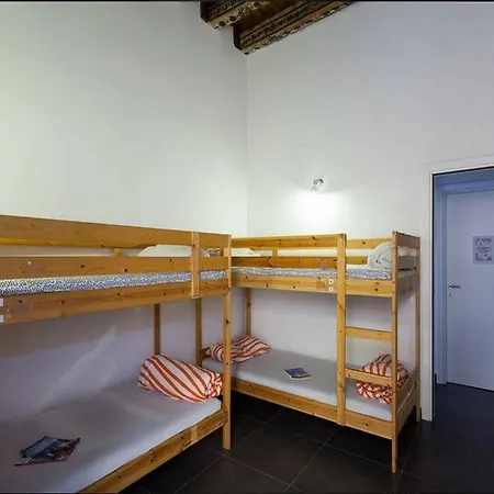 Jonathan House Hostel *