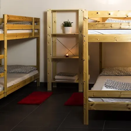Hostel Jonathan House *