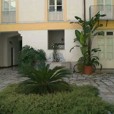 Jonathan House Hostel *